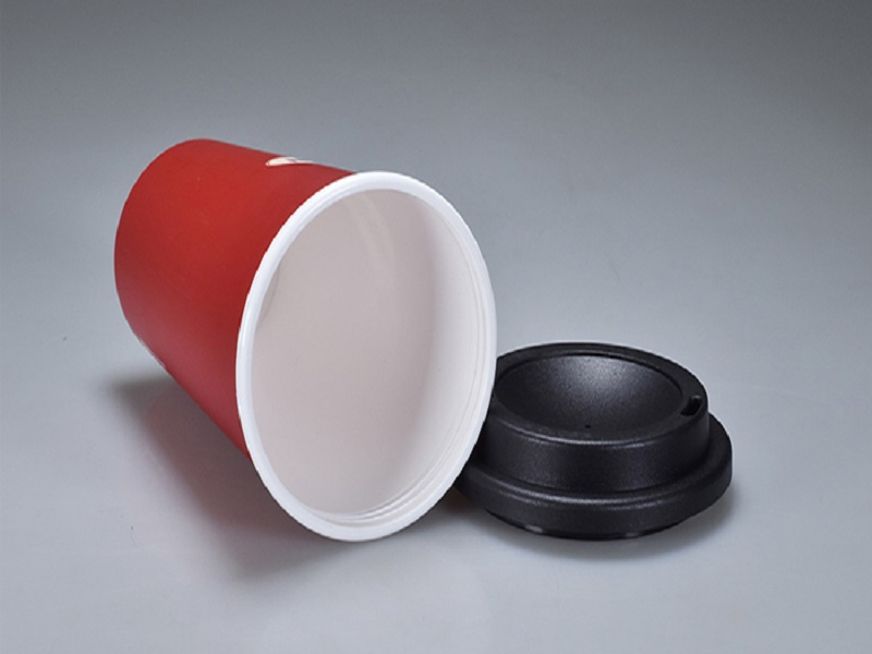 Tasses de voyage en plastique imprimées: un accessoire incontournable pour les amateurs de café